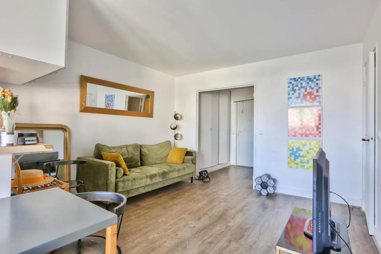 Cozy 2-Person Apartment In Pere Lachaise Paris France