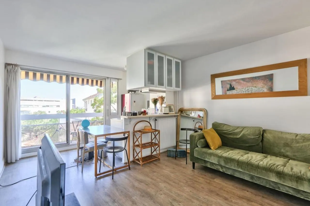 Cozy 2-Person Apartment In Pere Lachaise Paris